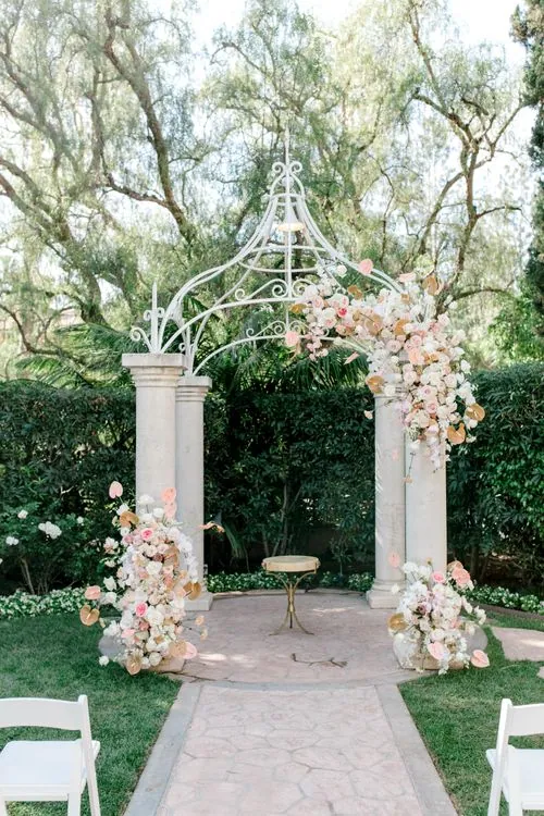Floral design by The Little Branch